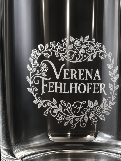 Detailansicht einer feinen Lasergravur auf einem Whiskyglas