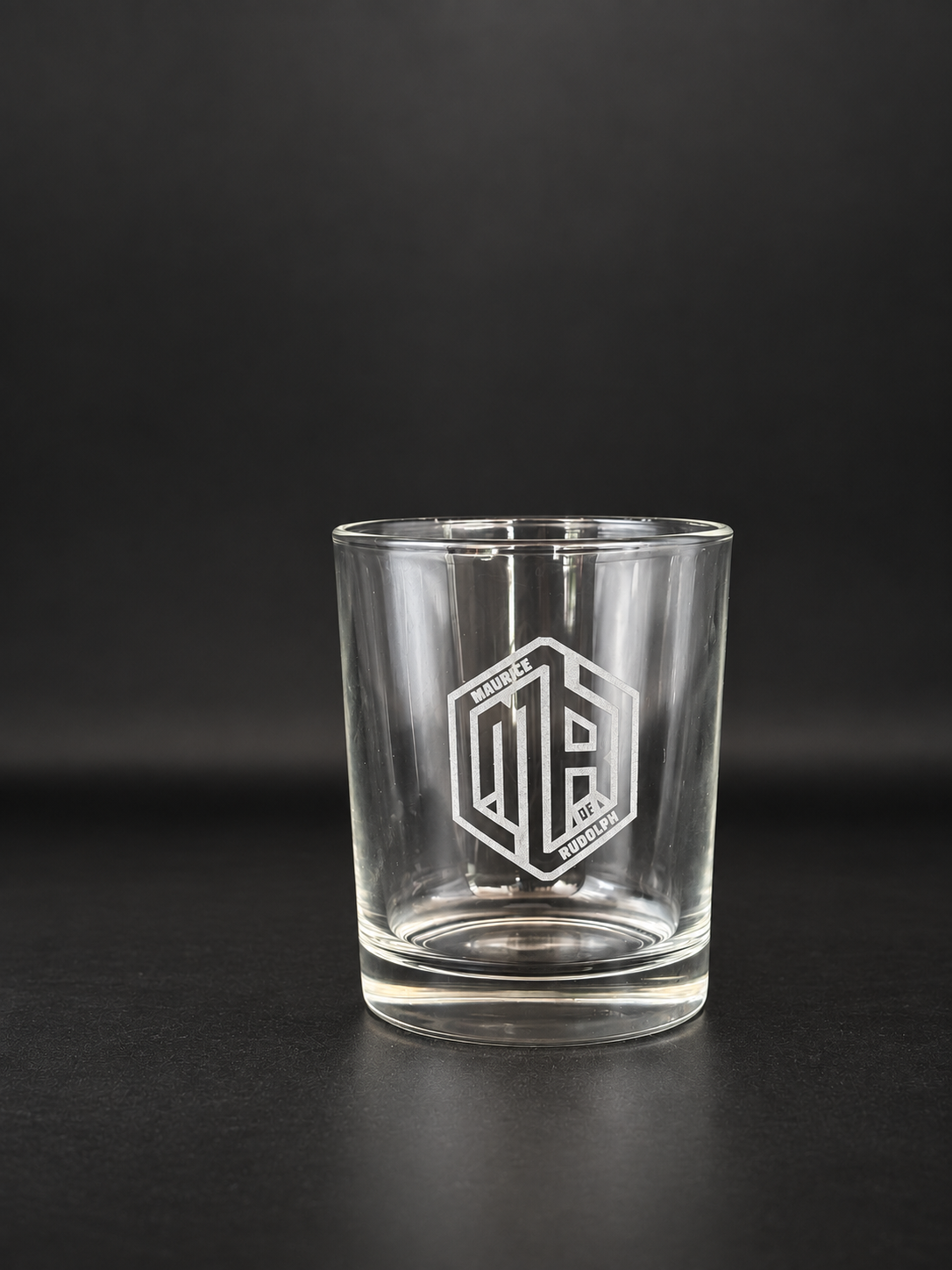 Personalisiertes Whiskyglas mit detaillierter Logo-Lasergravur