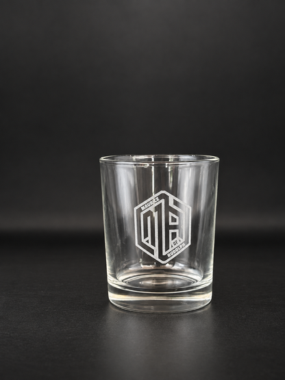 Personalisiertes Whiskyglas mit detaillierter Logo-Lasergravur
