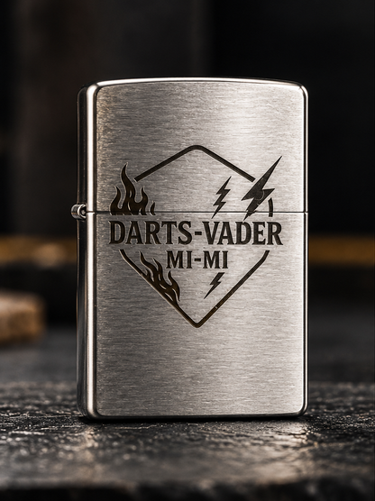 Zippo mit dunkler personalisierter Lasergravur